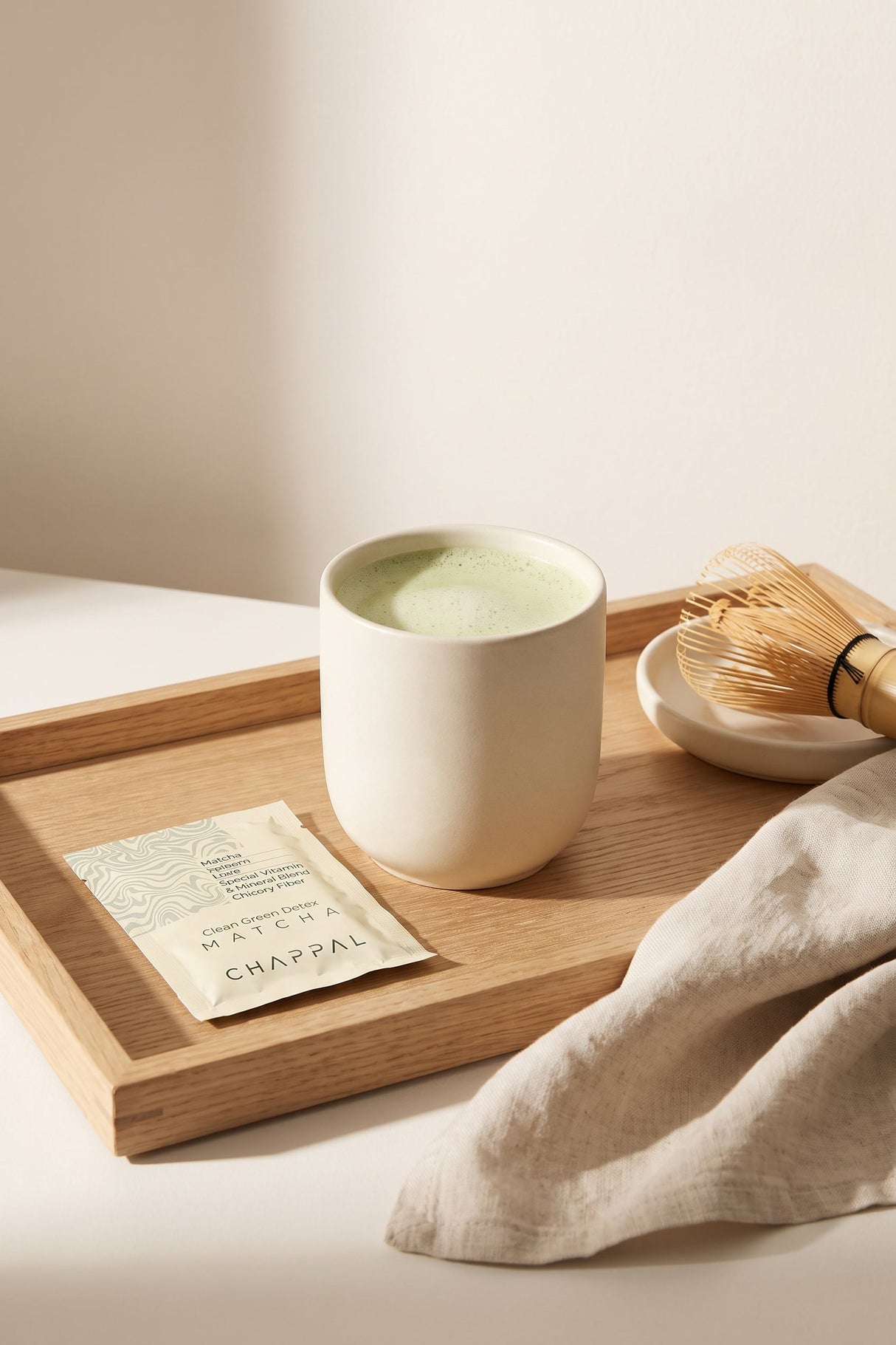 Chappal matcha ritüeli – matcha latte, poşet ve bambu çırpıcı