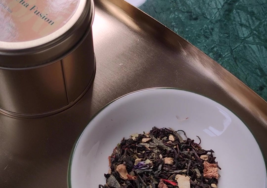 Mango Sencha Fusion Bitki Çayı 50gr, ürün kutusu ve dökme çayın servis tepsisindeki görünümü - Chappal