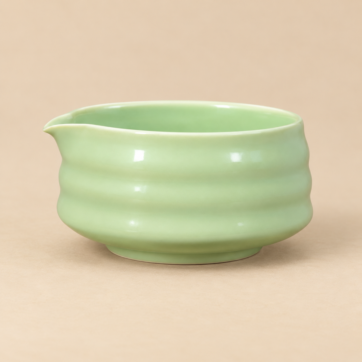 Dökme ağızlı 400 ml yeşil seramik matcha kasesi, kum beji fonda