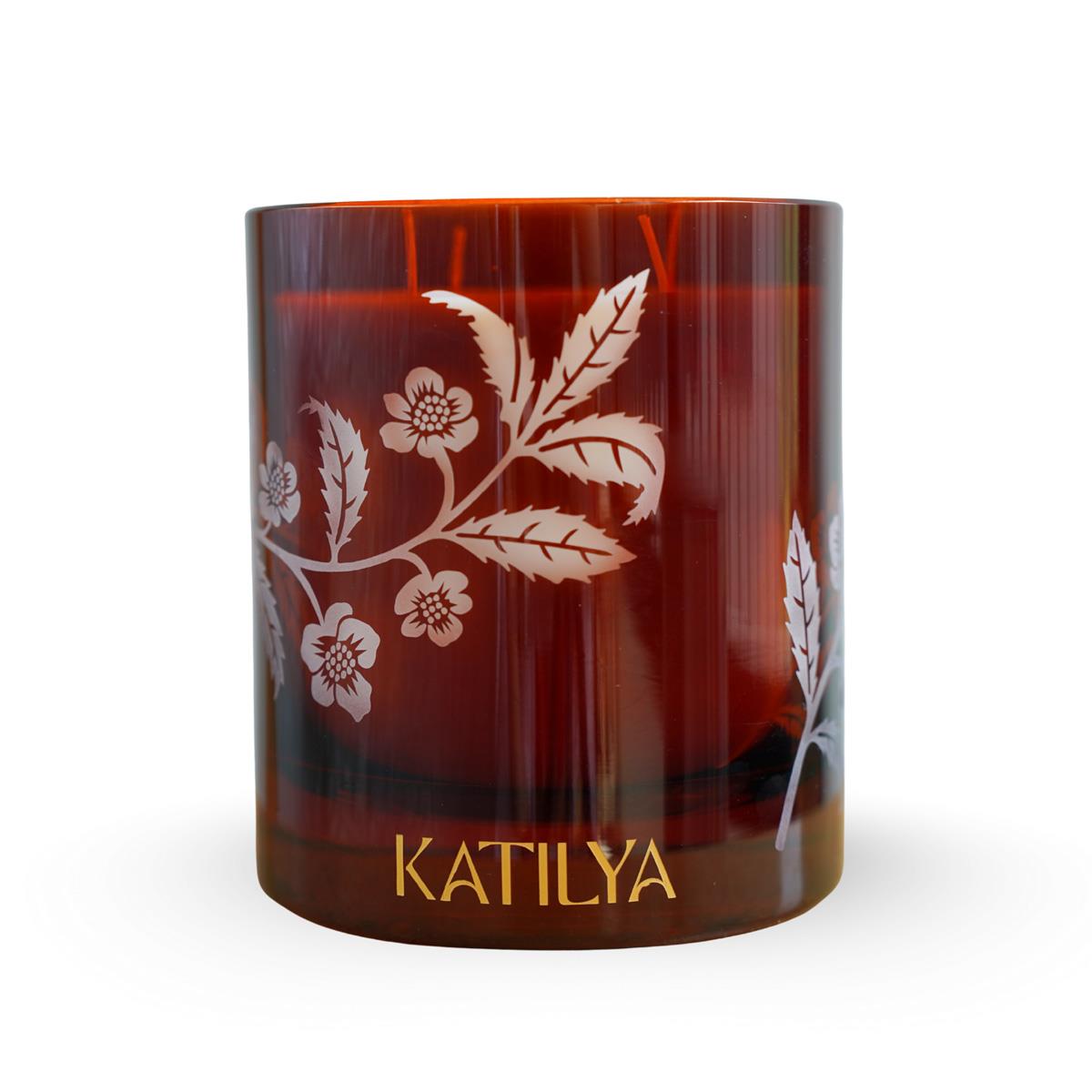 Komika Büyük Mum – 1850 gr | Vanilya, Tarçın ve Karamel ile Cesur ve Tatlı Bir Gece