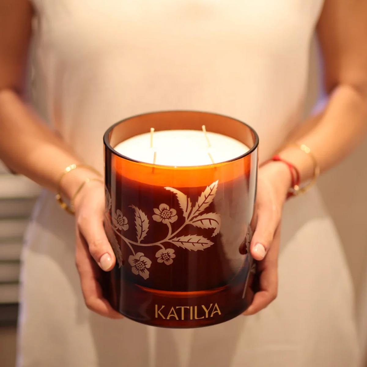 Komika Büyük Mum – 1850 gr | Vanilya, Tarçın ve Karamel ile Cesur ve Tatlı Bir Gece