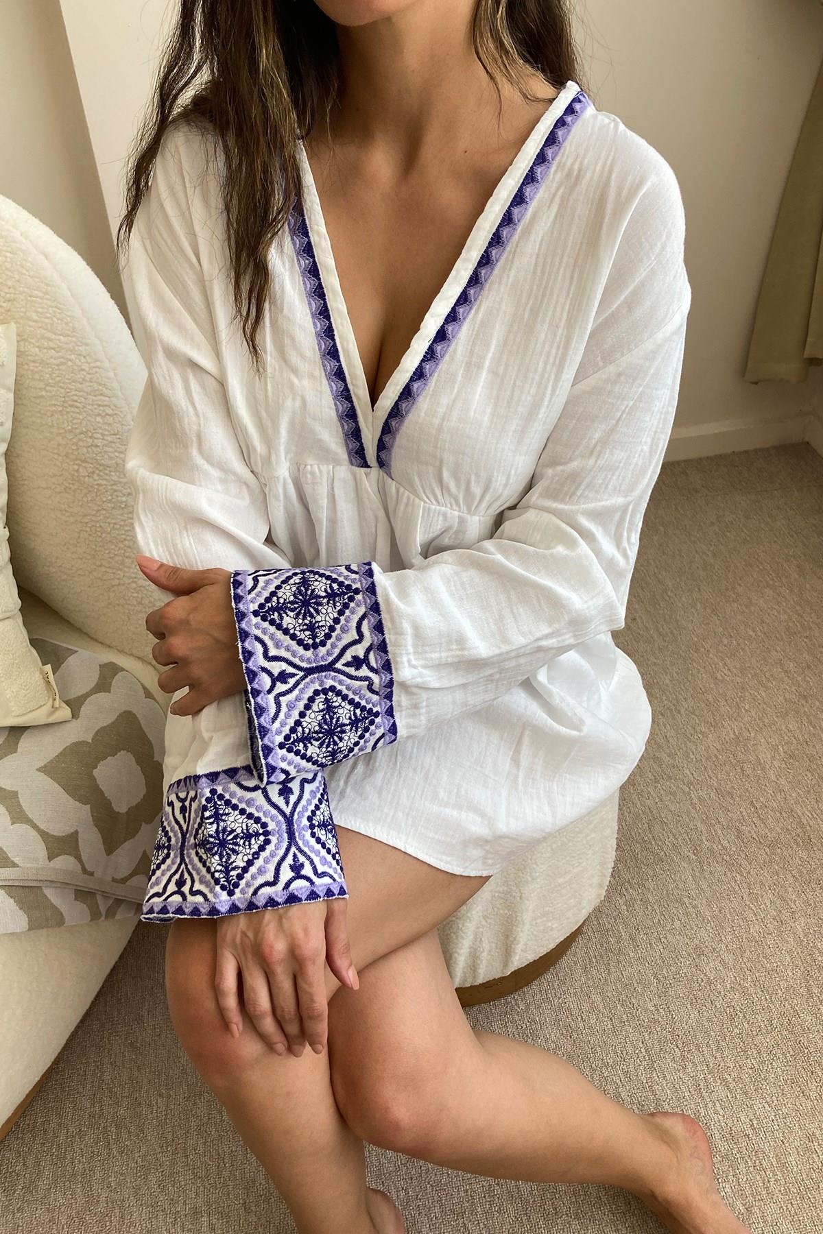 Nakış Detaylı V Yaka Elbise