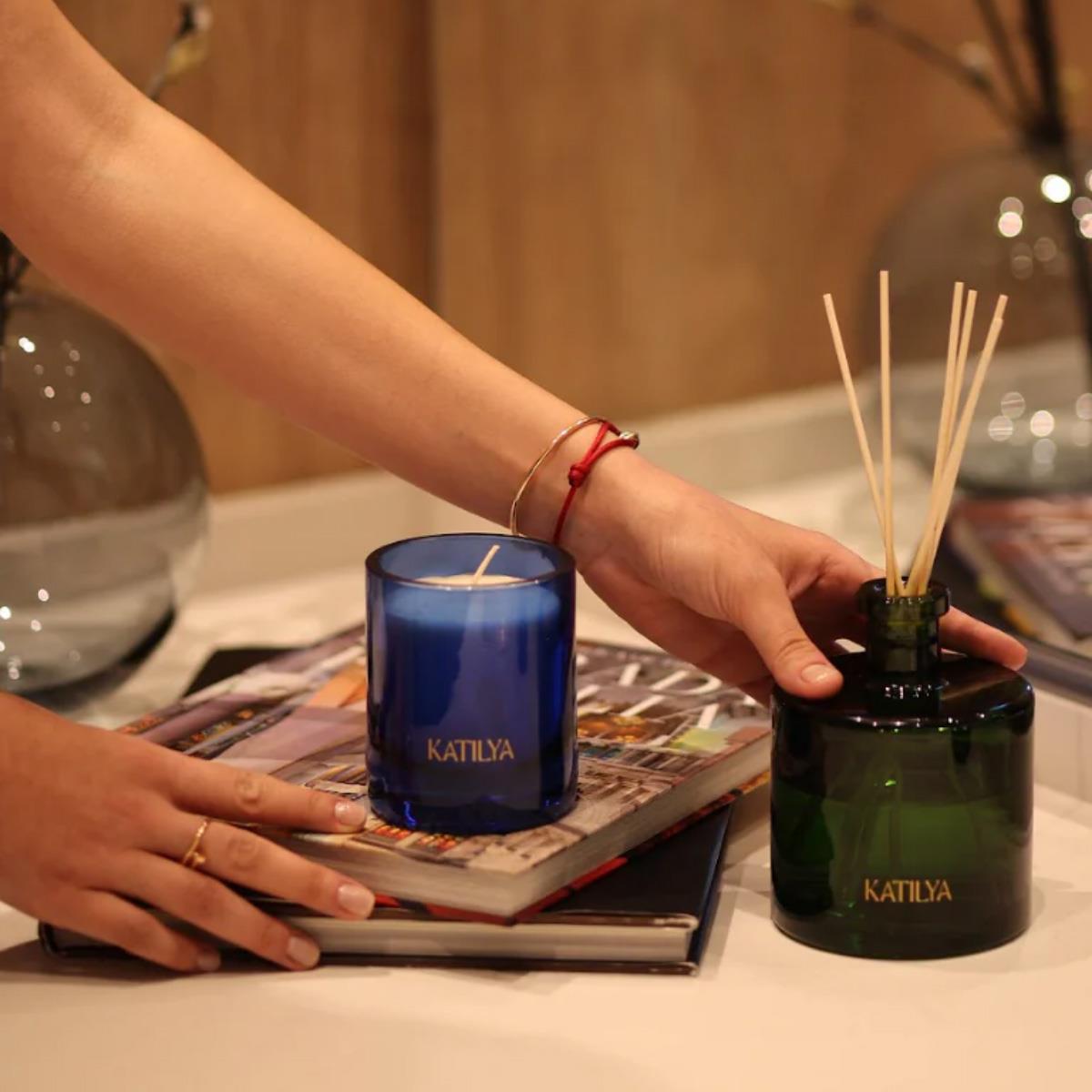 Yaka Beyaz Çiçek, Vanilya ve Misk Kokulu Doğal Soya Mum (El Yapımı Cam, 220g)