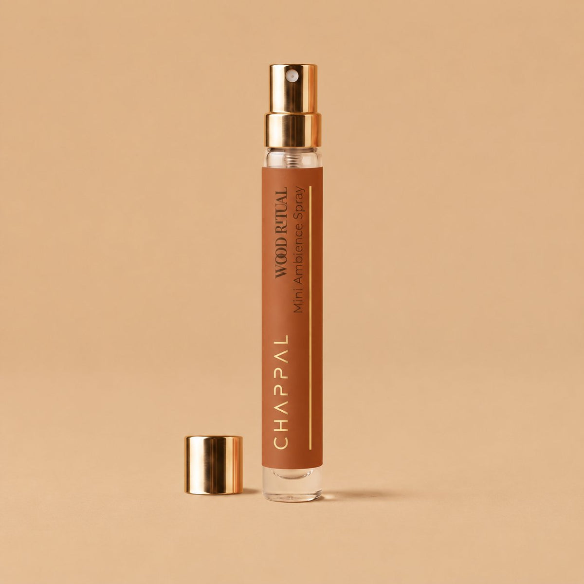Wood Ritual – Sedir ve Tarçın Notalı Ambiance Sprey – 10 ml, altın kapaklı mini sprey; sıcak bej fon — CHAPPAL