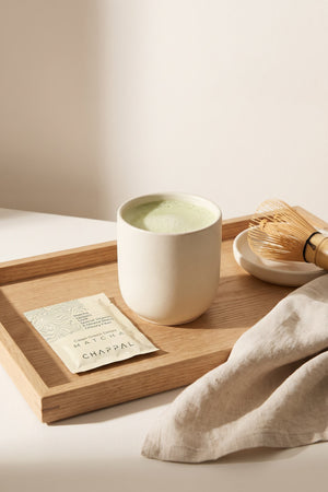 Chappal matcha ritüeli – matcha latte, poşet ve bambu çırpıcı