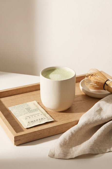 Chappal matcha ritüeli – matcha latte, poşet ve bambu çırpıcı