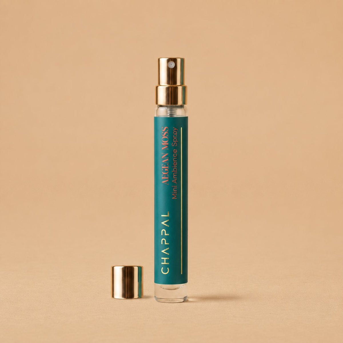 Aegean Moss – Yosun ve Müge Notalı Ambiance Sprey – 10 ml, altın kapaklı mini sprey; sıcak bej fon — CHAPPAL