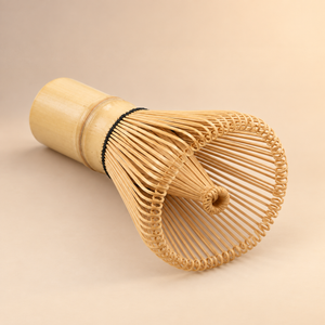 Bambu chasen fırçanın kıvrımlı uçları ve bağlama detayının alternatif görünümü, kum-bej stüdyo fonunda