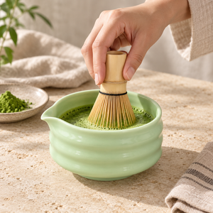 Bambu chasen ile seramik kasede matcha hazırlama; kullanım sahnesi