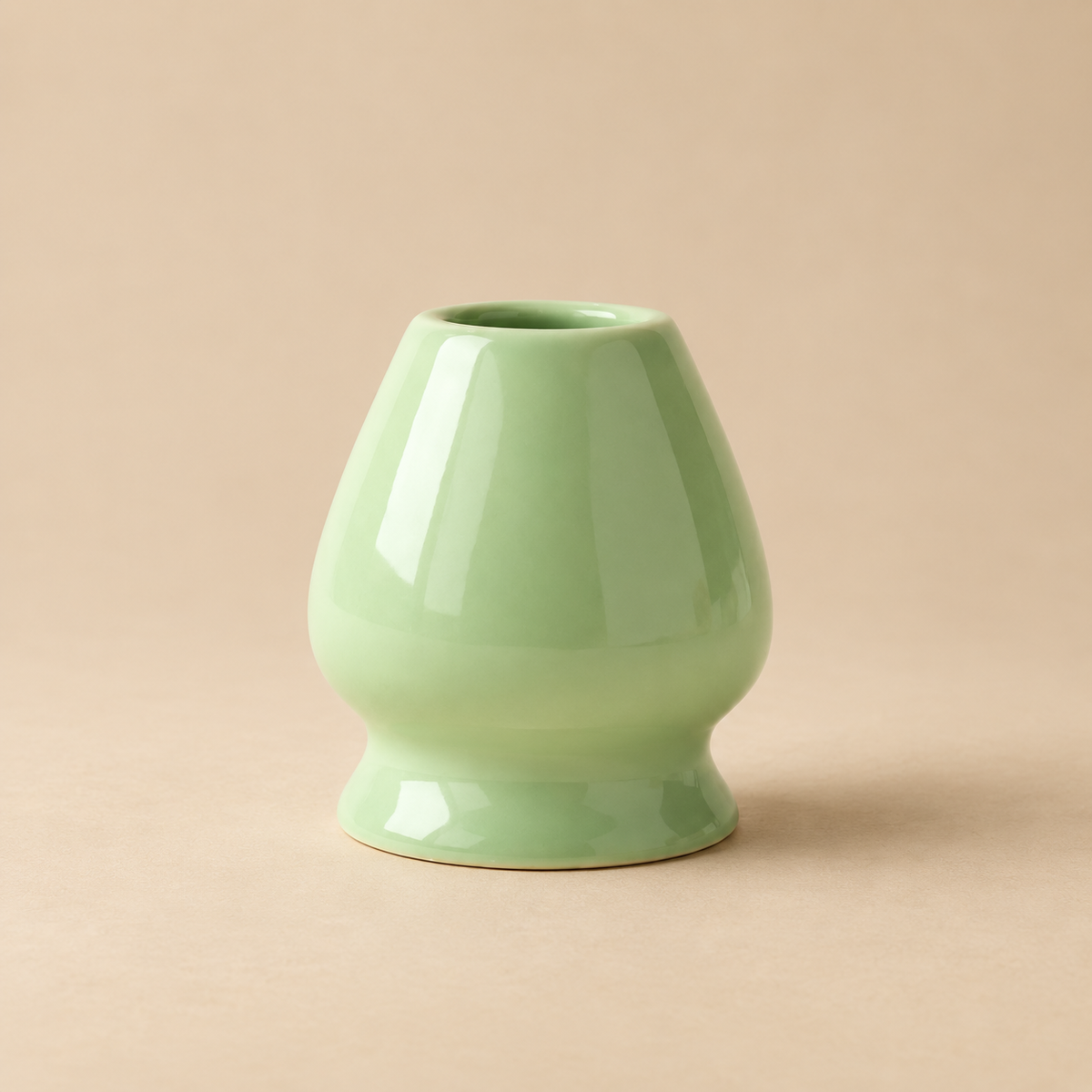 Yeşil seramik matcha fırça tutucu, doğal gölgeli kum beji fonda