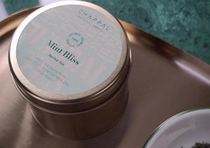 Mint Bliss Bitki Çayı 50g, ürün kutusu ve dökme çayın servis tepsisindeki görünümü - Chappal