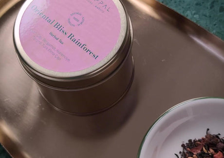 Oriental Bliss Rainforest Bitki Çayı 50g, ürün kutusu ve dökme çayın servis tepsisindeki görünümü - Chappal