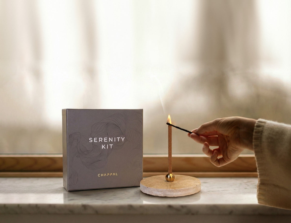 Pencere önünde Serenity Kit ve traverten tütsülükte yakılan stick tütsü