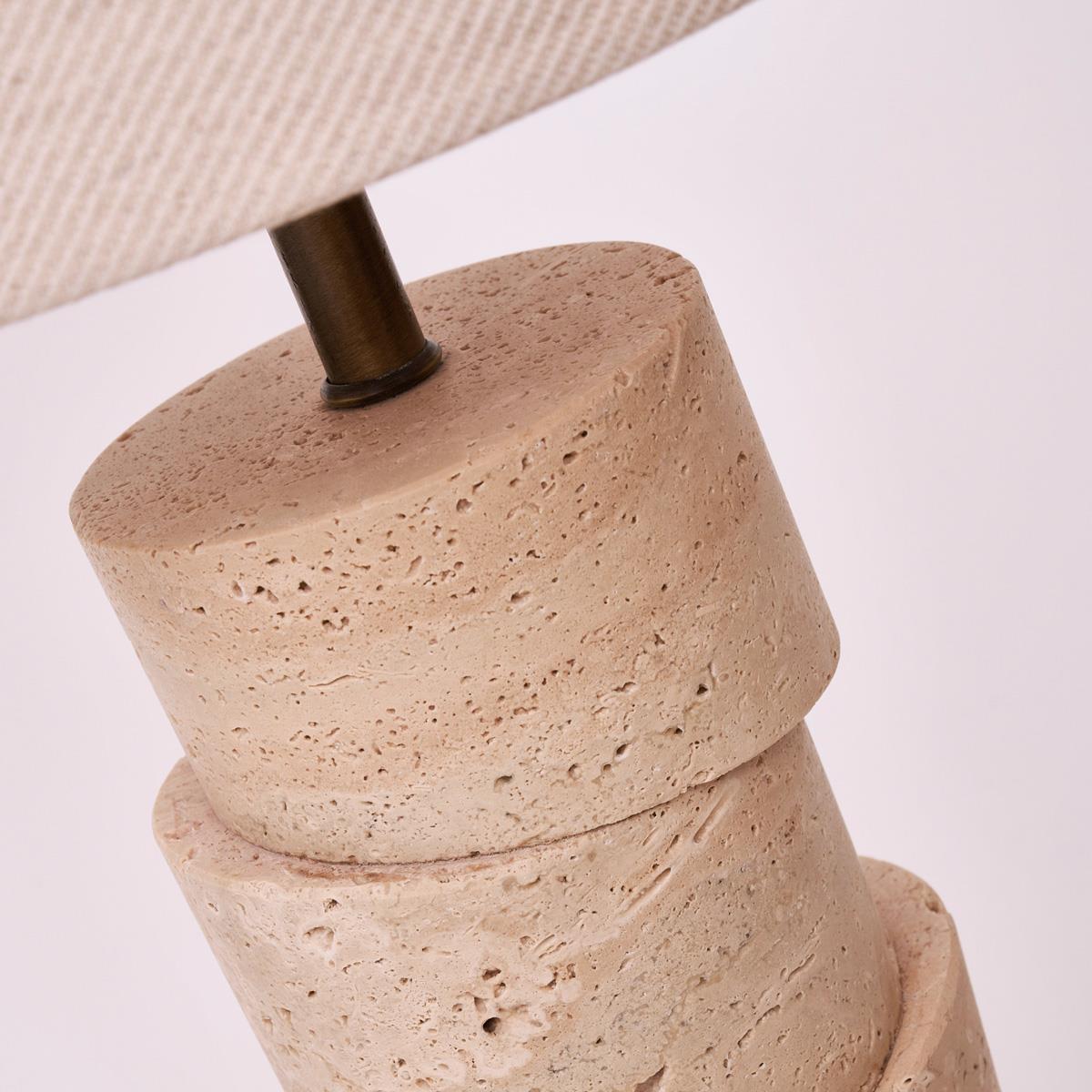Crimp Vertino Traverten Abajur – gözenekli travertenin yakın görünümü