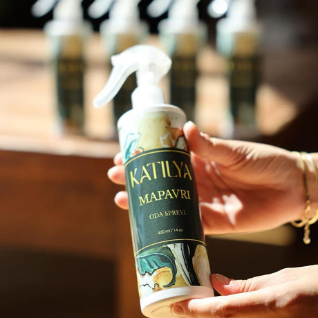 Mapavri Oda Spreyi – 400 ml | Yasemin, Amber ve Hindistan Cevizi ile Sakinleştirici Koku