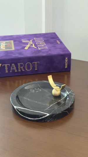 Healing Mermer Tütsülük, Tarot kitabı önünde siyah mermer dekor - Chappal