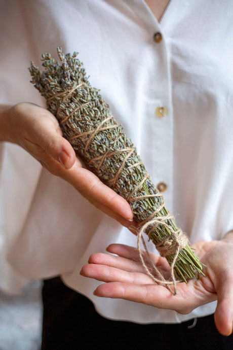 Lavanta Bitkisel Tütsü Demeti, elde yakın plan kullanım - Chappal