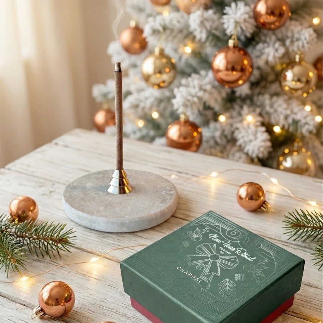 New Year Rituel Tütsü Kiti yılbaşı ağacı yanında yanan tütsüyle