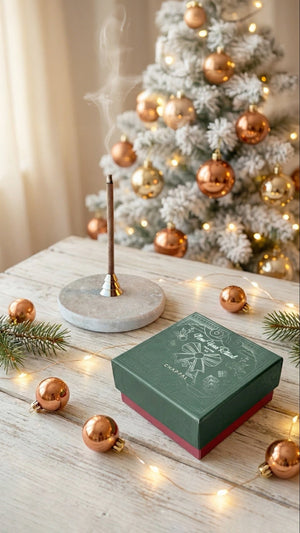 New Year Rituel Tütsü Kiti yılbaşı ağacı yanında yanan tütsüyle