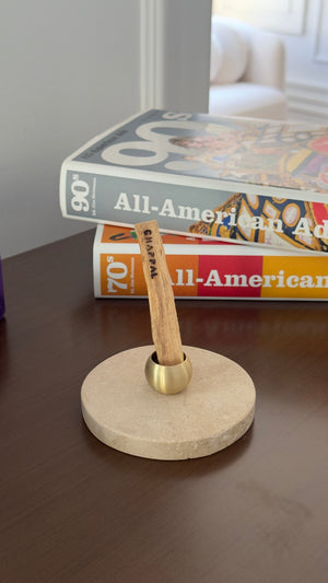 Traverten Palo Santo Tütsülük, Palo Santo çubuğuyla kitaplı masa sahnesi - Chappal