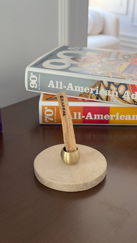 Traverten Palo Santo Tütsülük, Palo Santo çubuğuyla kitaplı masa sahnesi - Chappal