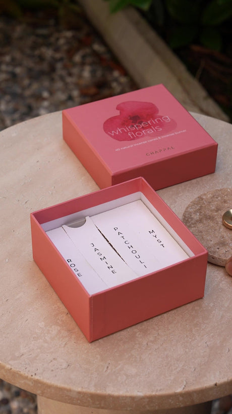 Whispering Florals Meditasyon Seti açık kutu içeriği dış mekânda