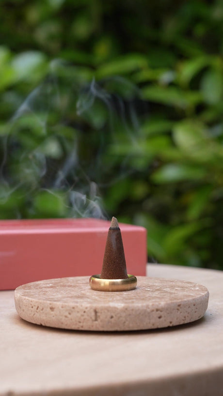 Whispering Florals Meditasyon Seti, bahçede dumanlı konik tütsü kullanımı - Chappal