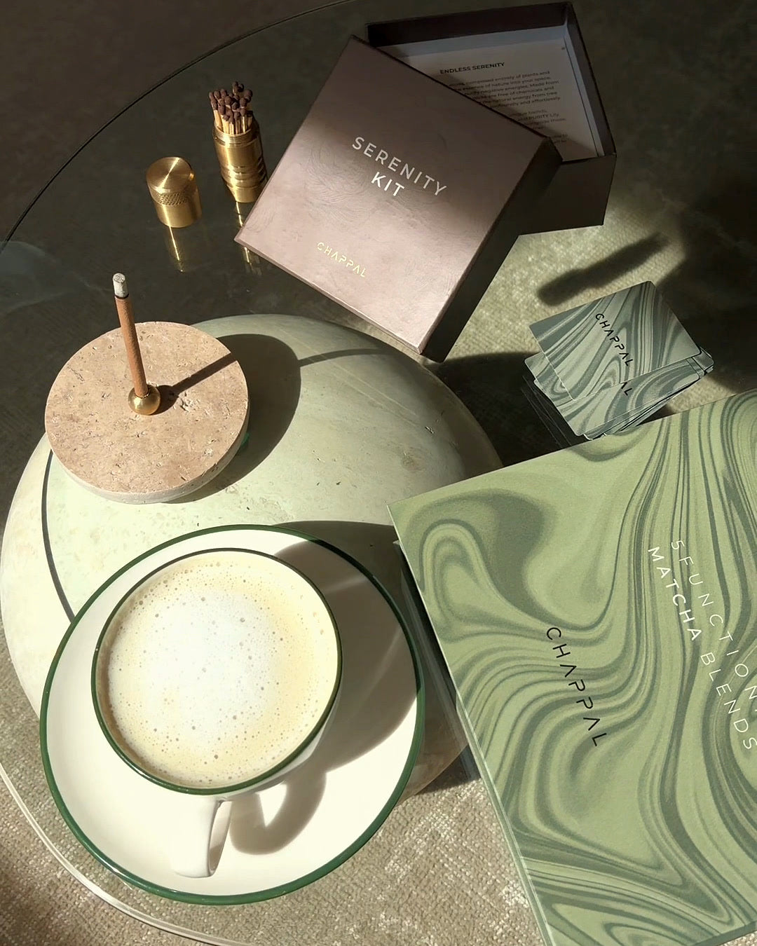 Güneşli masada matcha, Serenity Kit, traverten tütsülük ve 5 Fonksiyonel Matcha kutusu