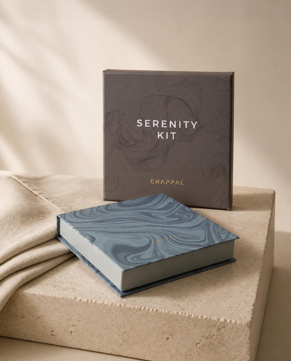 Ritüel & Matcha Seti — Serenity Tütsü Kiti ve 5 Fonksiyonel Matcha kutusu traverten üzerinde
