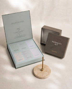 Ritüel & Matcha Seti içeriği — açık matcha kutusu, Serenity Tütsü Kiti ve traverten-pirinç tütsülük