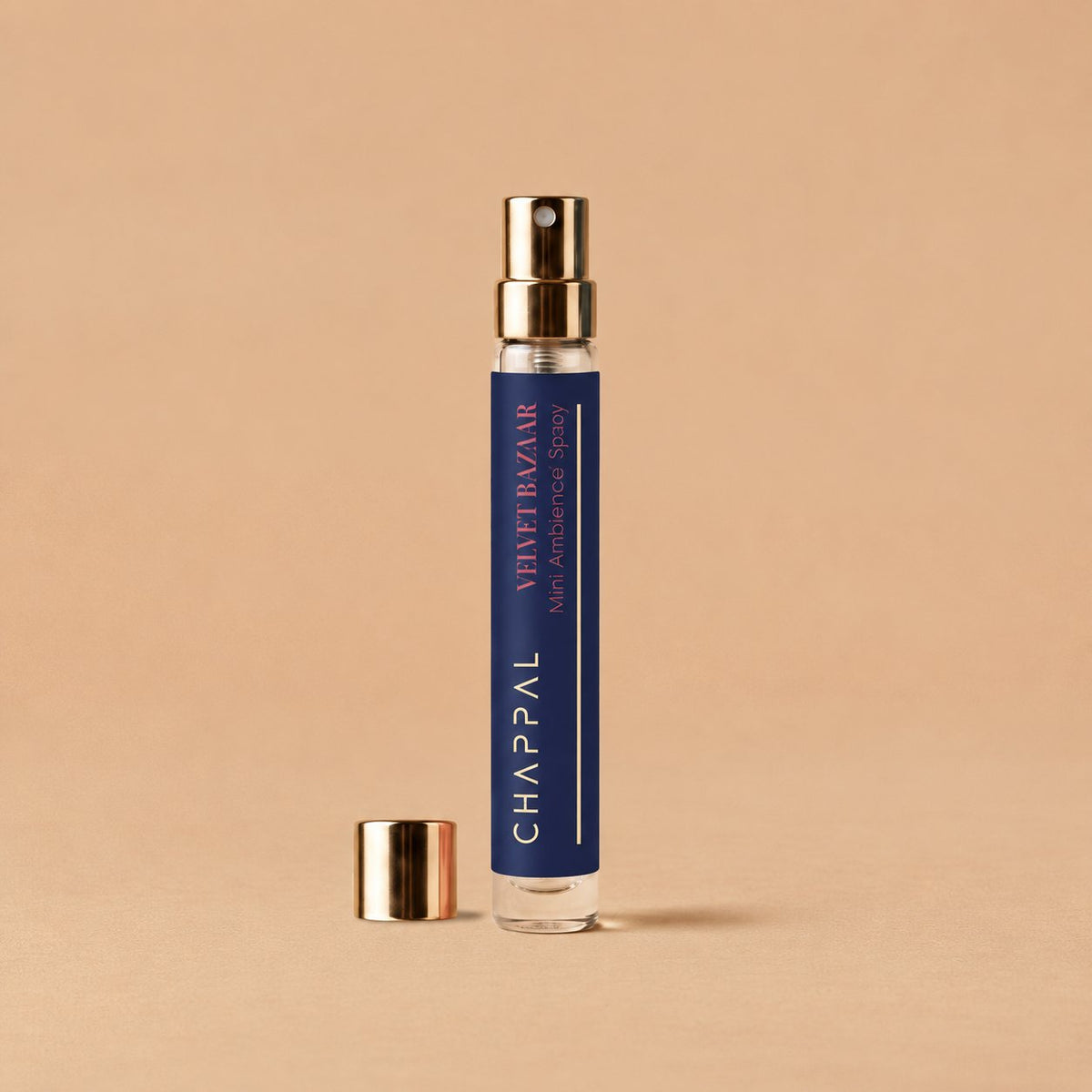Velvet Bazaar – Karanfil ve Amber Notalı Ambiance Sprey – 10 ml, altın kapaklı mini sprey; sıcak bej fon — CHAPPAL