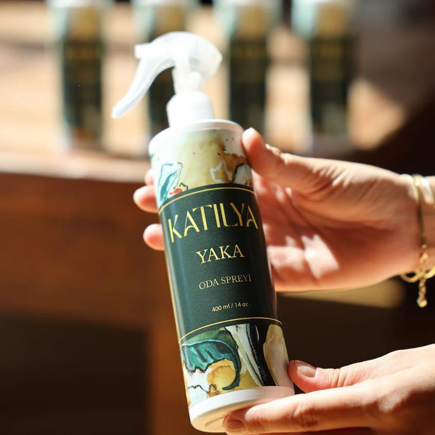Yaka Oda Spreyi – 400 ml | Vanilya, Misk ve Beyaz Çiçeklerle Huzurlu Doğallık