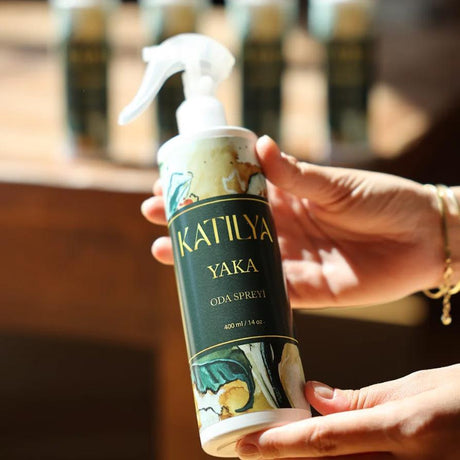 Yaka Oda Spreyi – 400 ml | Vanilya, Misk ve Beyaz Çiçeklerle Huzurlu Doğallık